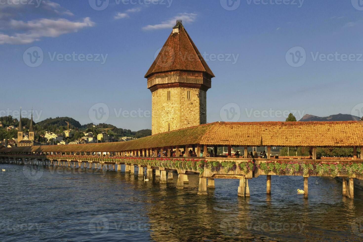 Kapellbrücke Kapelle bedeckt Brücke und Wasser Turm im Luzern, Schweiz foto