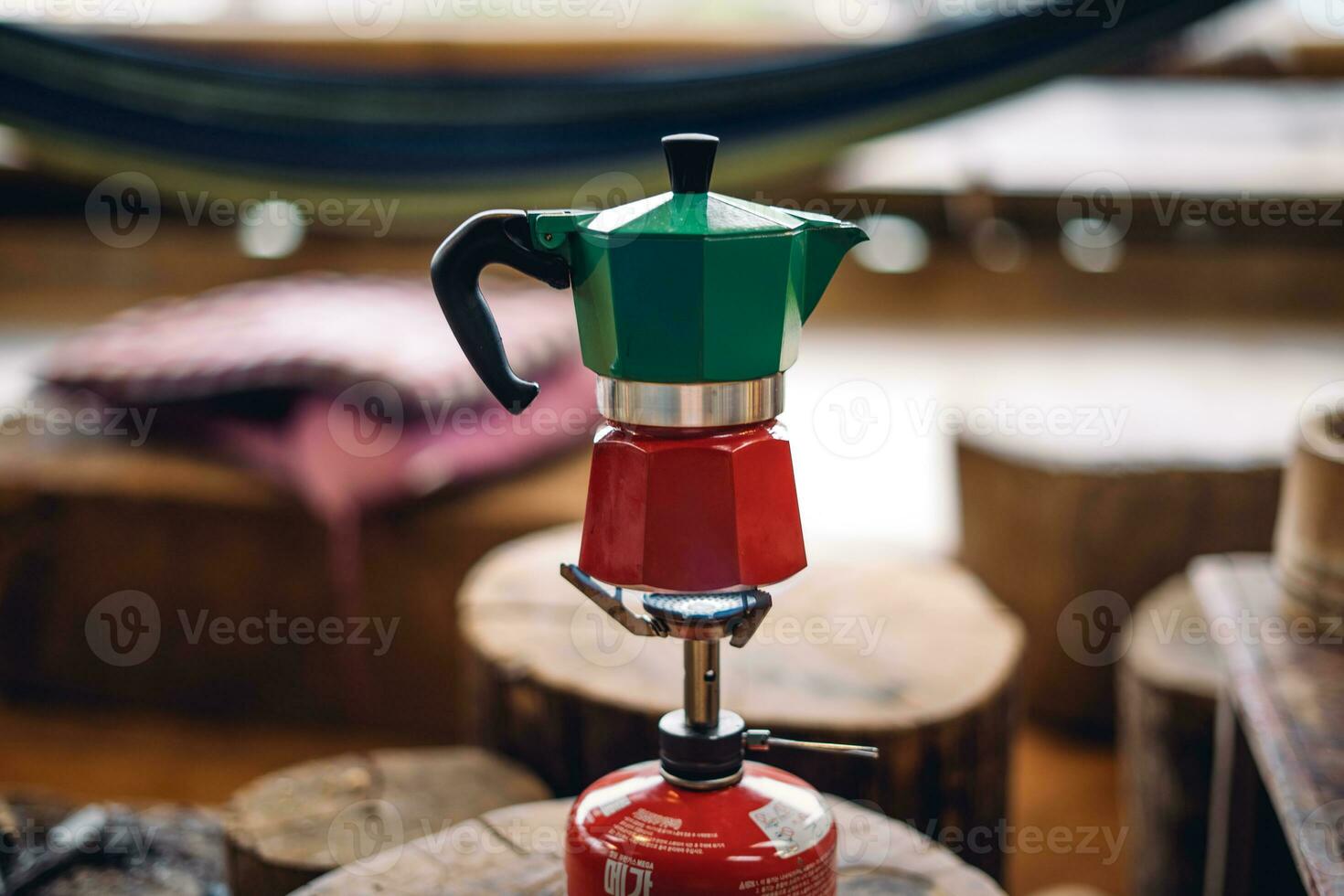 Moka Topf Kaffee auf ein tragbar Gas Herd foto