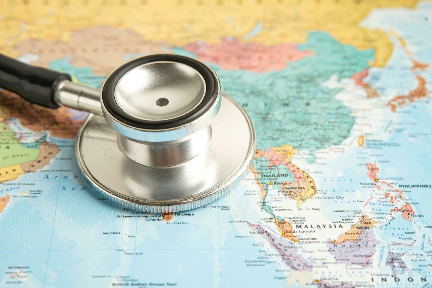 Bangkok, Thailand Juni 1, 2022, Stethoskop auf Asien Welt Globus Karte Hintergrund. foto