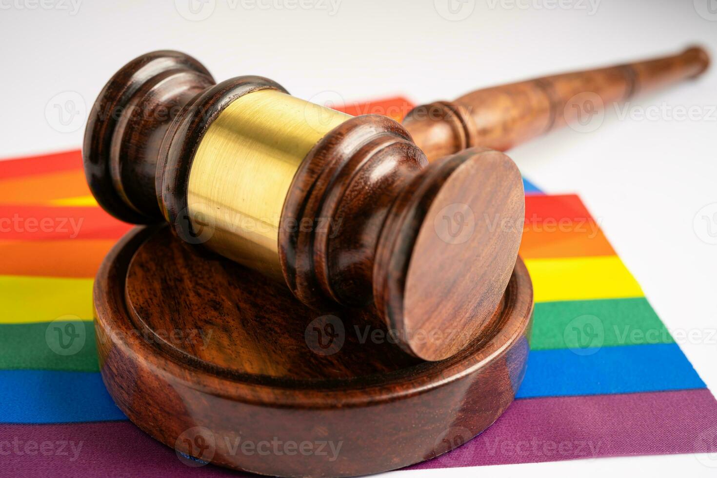 Hammer für Richter Anwalt auf Regenbogenfahne, Symbol des LGBT-Stolzmonats, feiern jährlich im Juni soziale von Schwulen, Lesben, Bisexuellen, Transgendern und Menschenrechten. foto