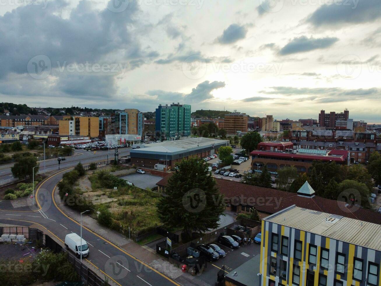 hoch Winkel Aussicht von Süd Osten Innenstadt und zentral Luton Stadt und kommerziell Kreis während Sonnenuntergang. das Bild war gefangen mit Drohnen Kamera auf September 1, 2023 foto