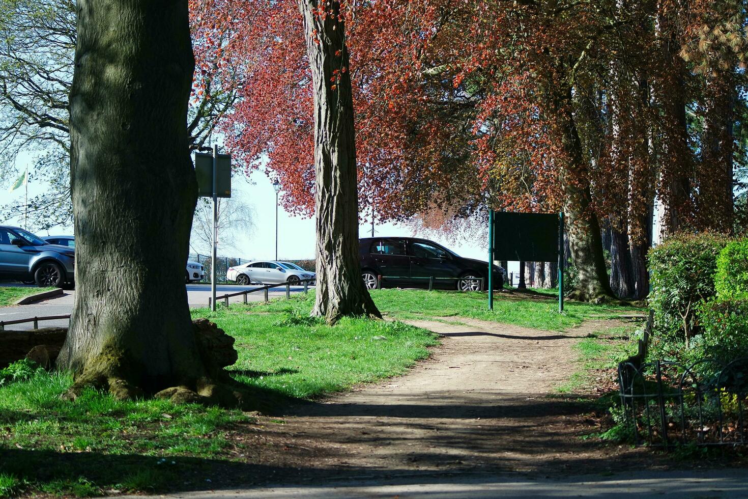 niedrig Winkel Aussicht von Krieg Museum und Öffentlichkeit Park von Luton Stadt von England großartig Großbritannien, Bild gefangen auf ein sonnig Tag von April 19., 2023 foto