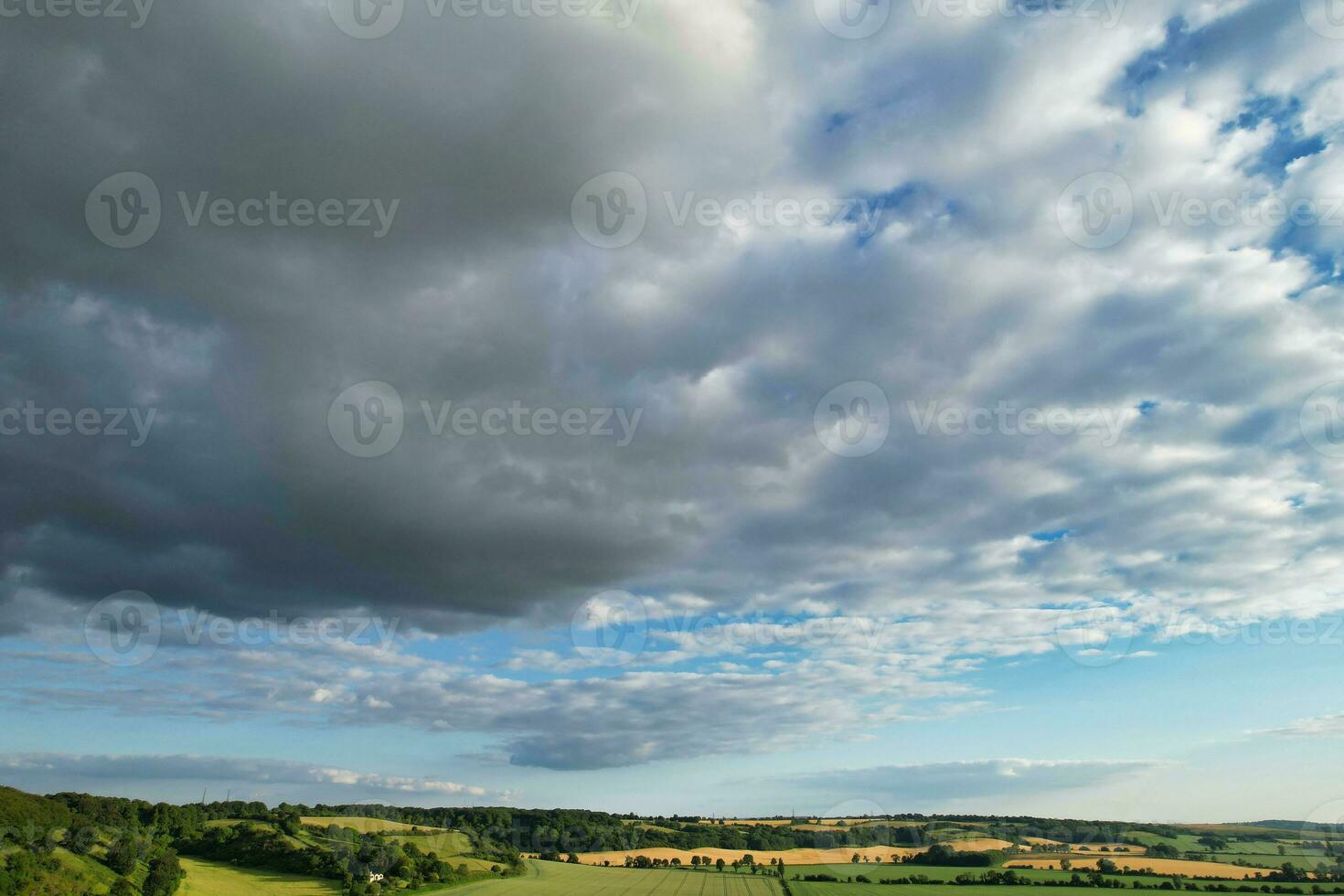die meisten schön hoch Winkel Aussicht von dramatisch Himmel und Wolken Über britisch Landschaft Landschaft während Sonnenuntergang foto