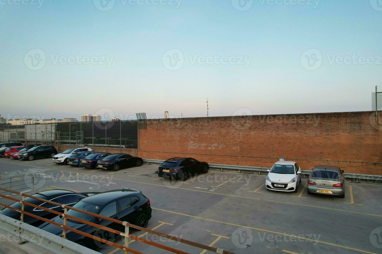 Antenne Aussicht von britisch Tourist Attraktion von Bournemouth Strand und Meer Aussicht Stadt von England großartig Großbritannien Vereinigtes Königreich. Bild gefangen mit Drohnen Kamera auf September 9., 2023 während Sonnenuntergang foto