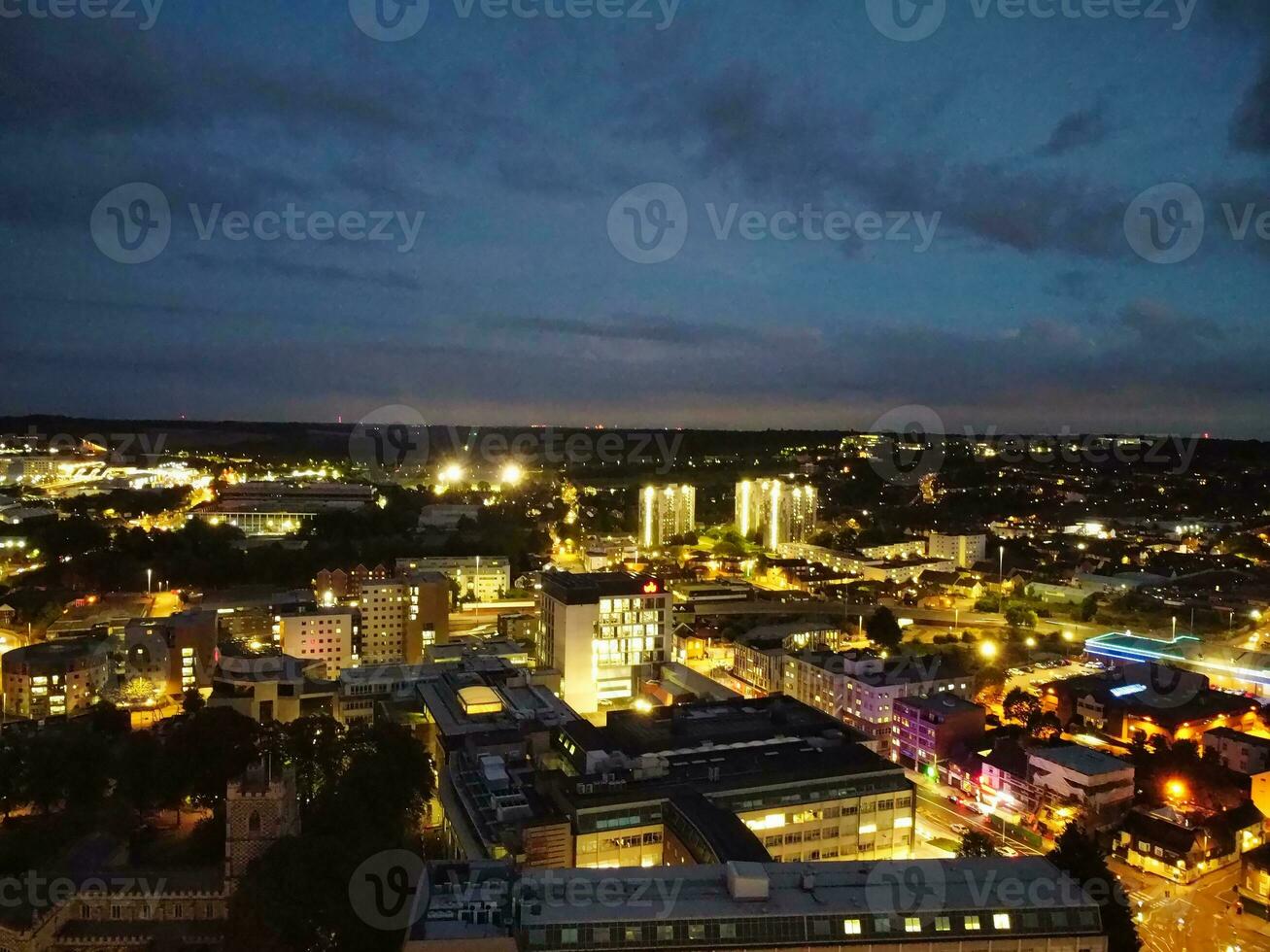 Antenne Aussicht von beleuchtet Luton Stadt von England Vereinigtes Königreich nach Sonnenuntergang während Nacht von Sommer. Bild war gefangen mit Drohnen Kamera auf sep 1, 2023 foto