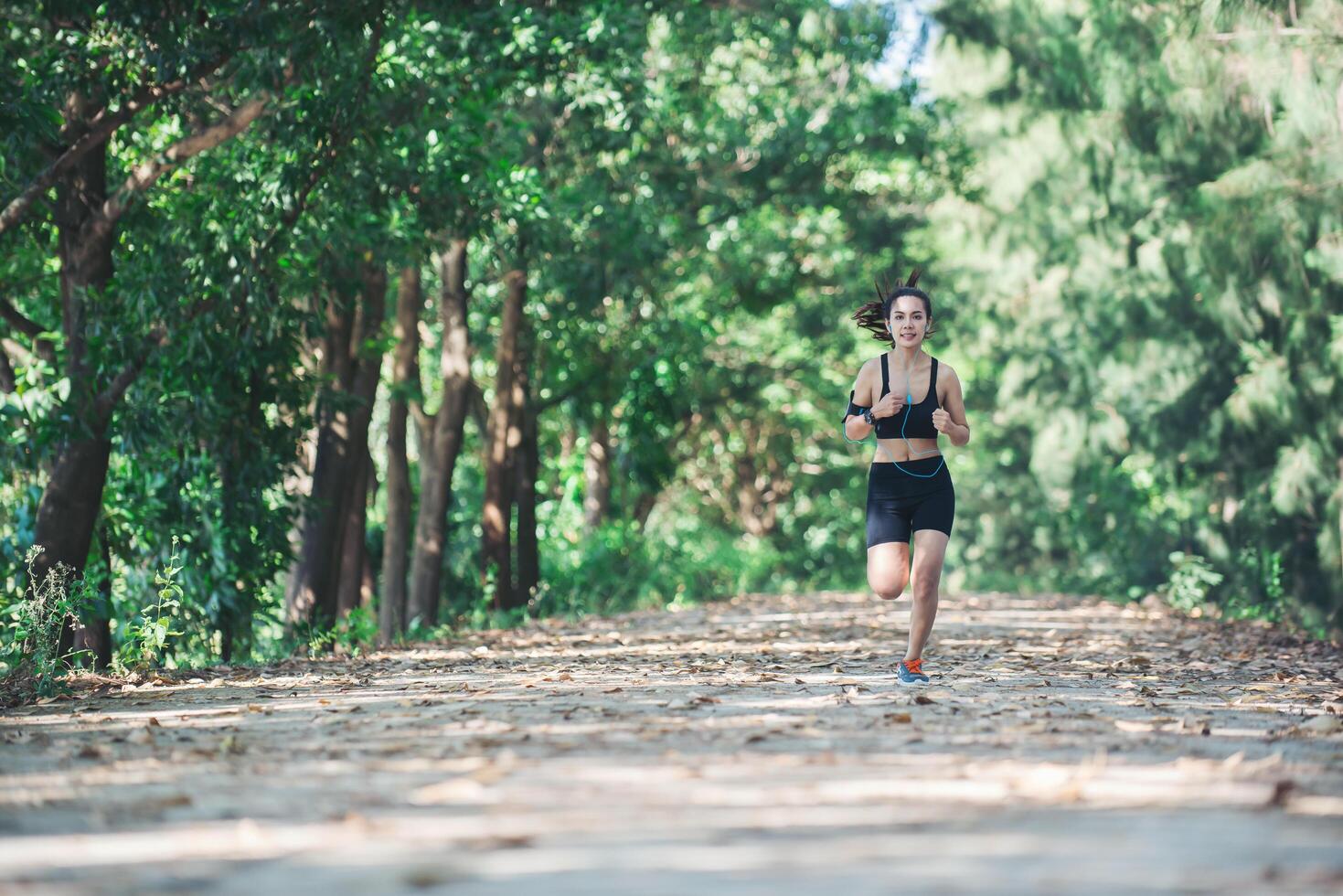 junge Fitnessfrau, die im Park joggt. foto