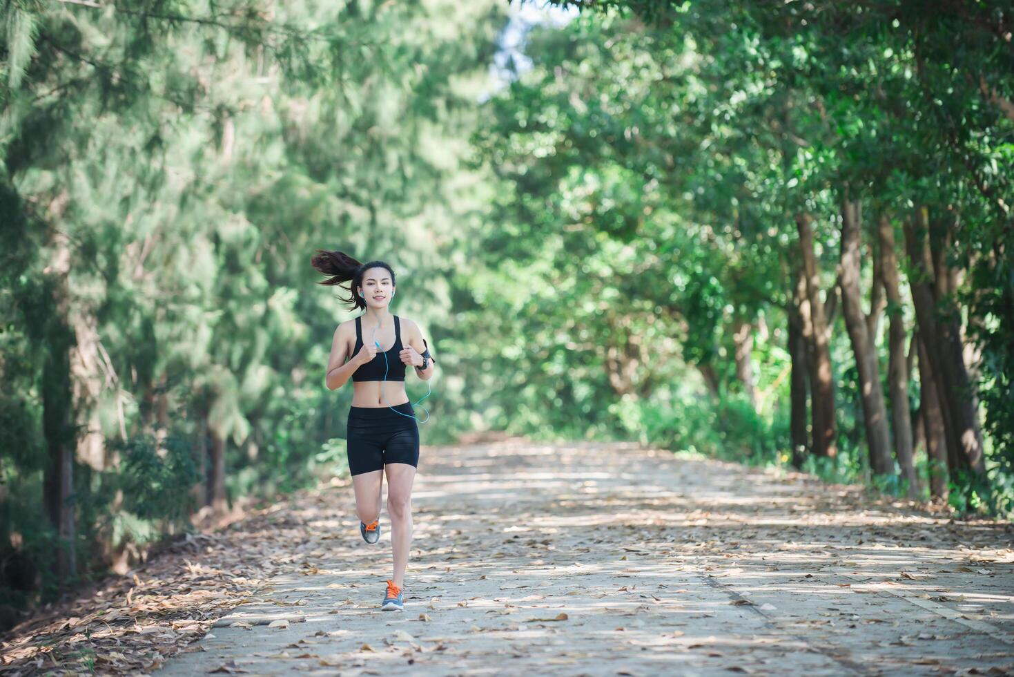 junge Fitnessfrau, die im Park joggt. foto