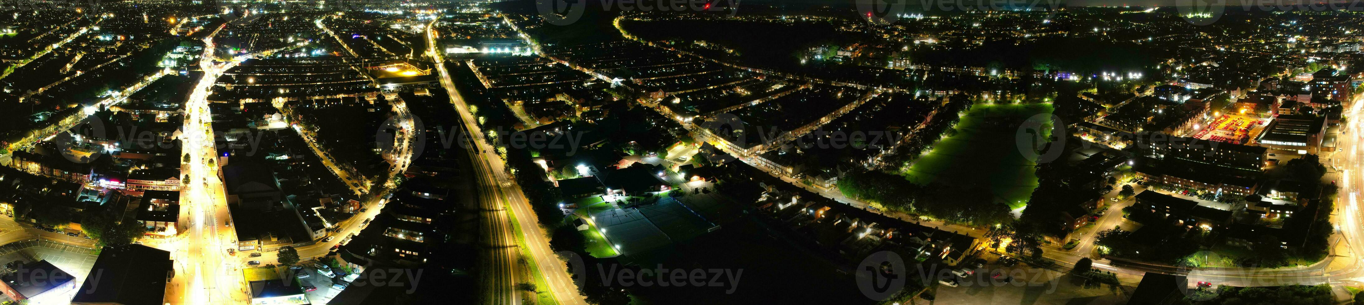 Ultra breit Antenne Panorama- Aussicht von beleuchtet Innenstadt Gebäude, Straßen und zentral Luton Stadt von England Vereinigtes Königreich beim Anfang von klar Wetter Nacht von September 5., 2023 foto