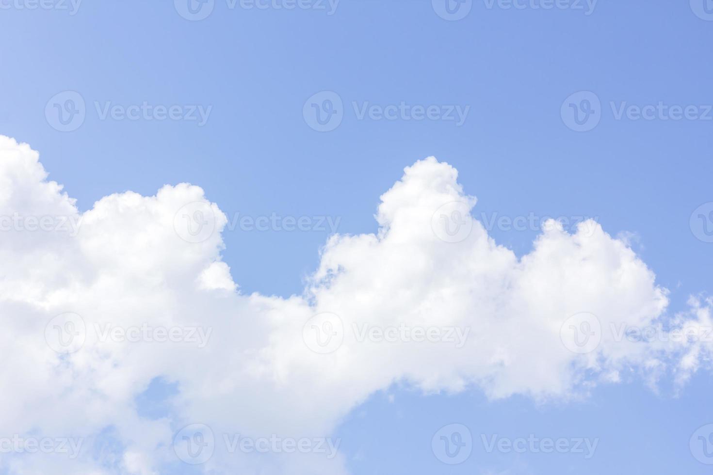 blauer Himmel und schöne Wolken als Hintergrund foto