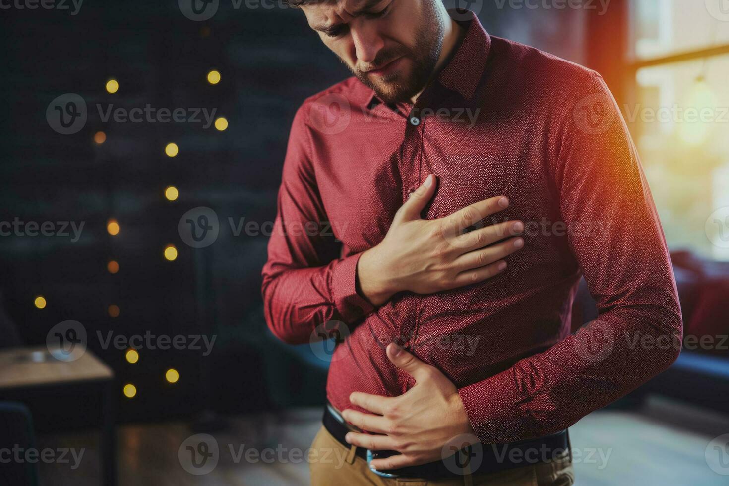 ein Person hat Schmerzen im das Leber foto