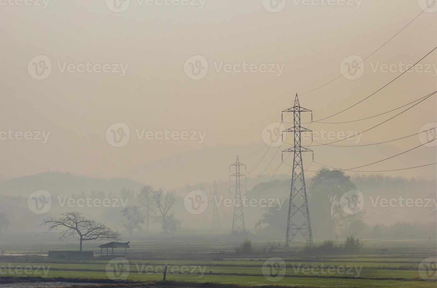 Hochspannungsmasten im Reisfeld, thailand foto