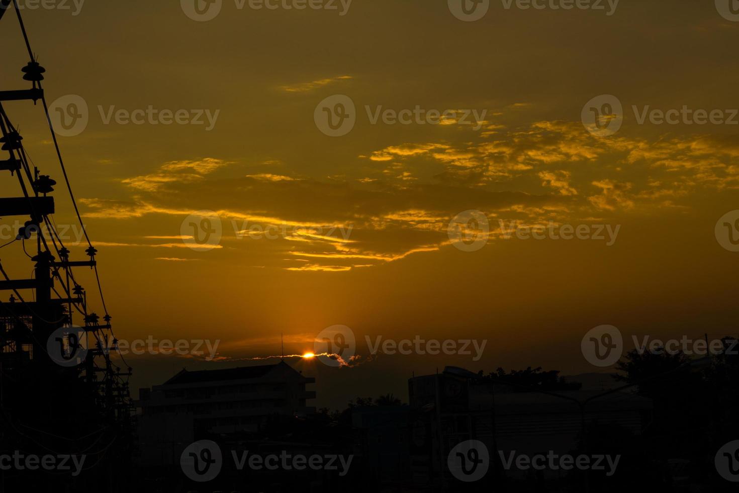 schöner sonnenunterganghimmel über der stadt in thailand foto