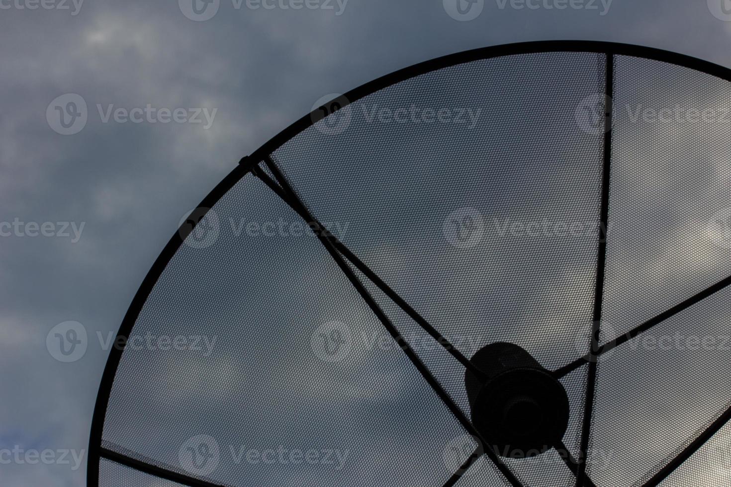 Nahaufnahme der Satellitenschüssel bei bewölktem Himmel am Abend foto