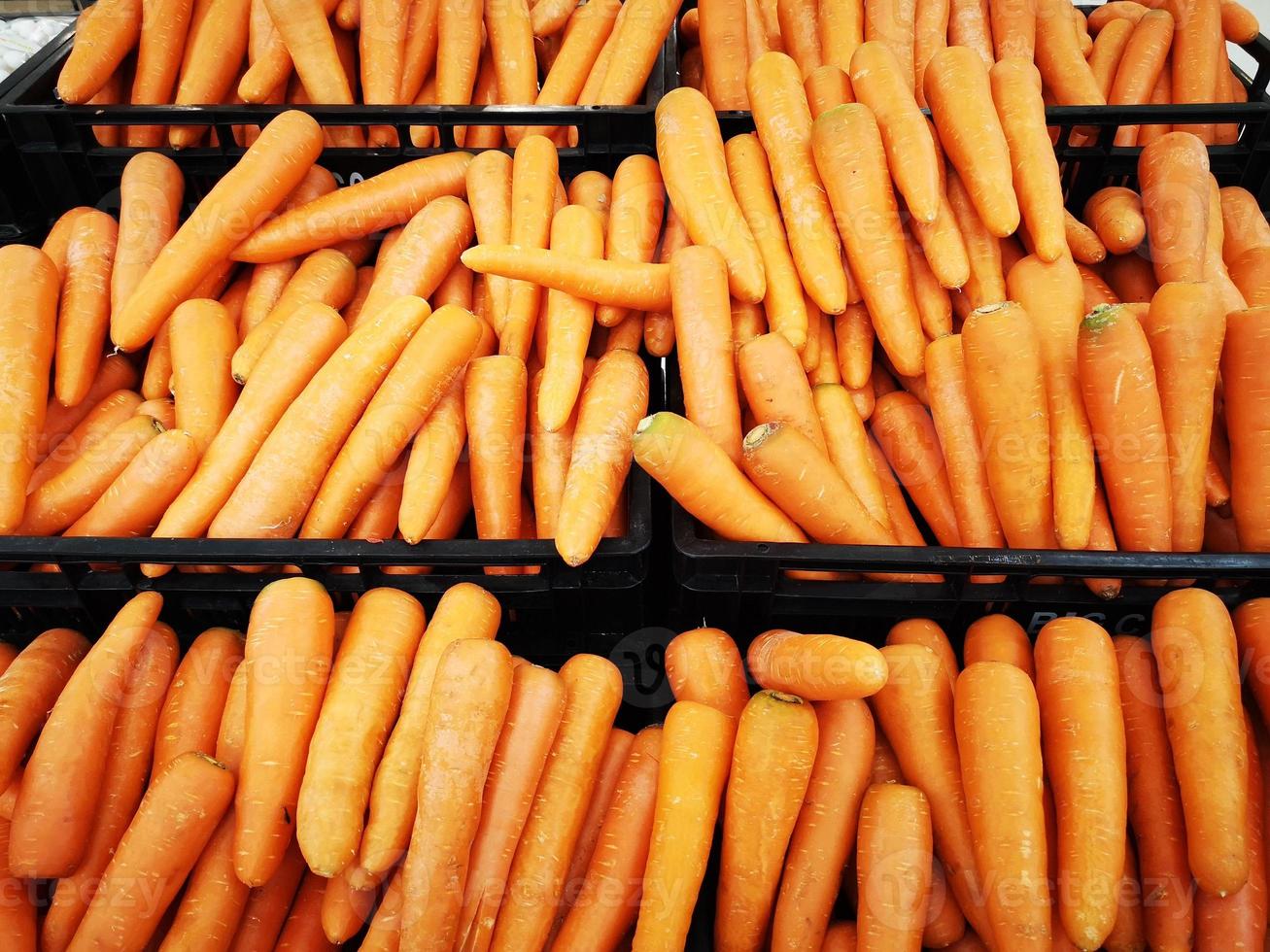 Karotte im schwarzen Korb verkauft im Supermarkt, Thailand. foto