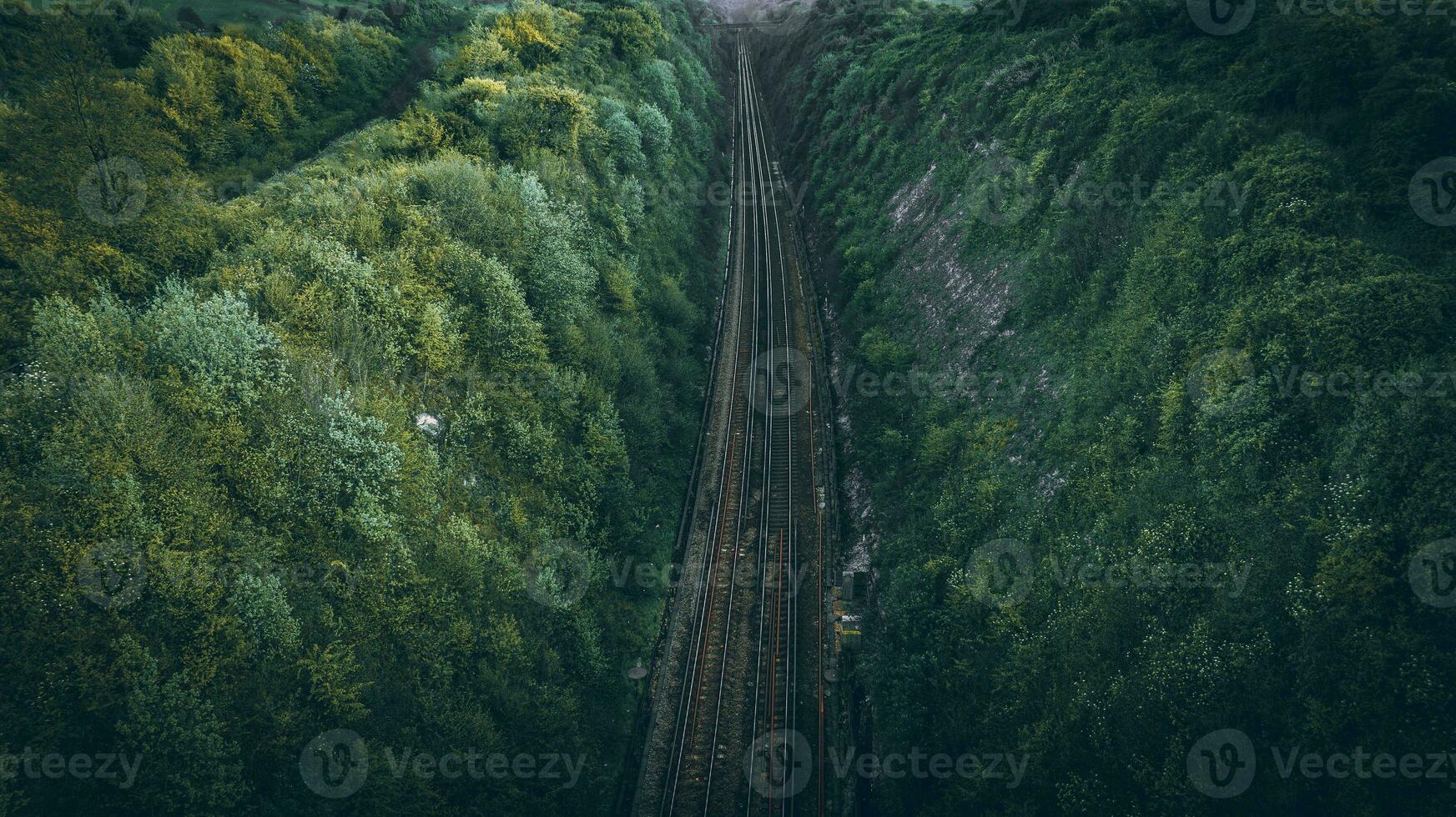 Antenne Aussicht von ein launisch Eisenbahn Spur im ein Konyon, Osten Sussex, Vereinigtes Königreich foto