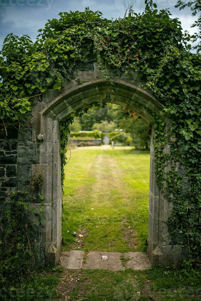 alt bewachsen Bogen auf ein alt, mittelalterlich Anwesen, llanfairfechan, Norden Wales, Cymru, Vereinigtes Königreich foto