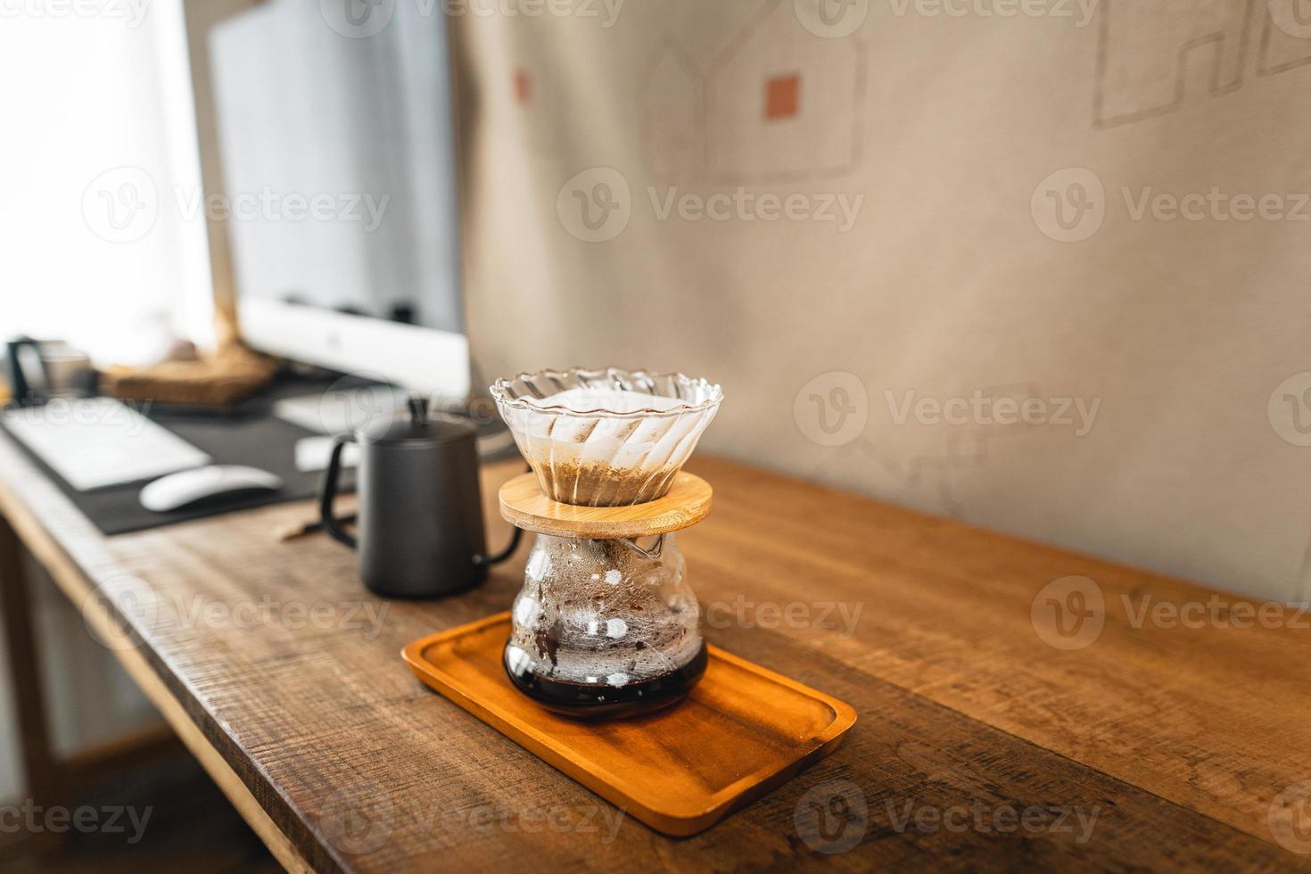 ein heißes Wasser über einen Tropfkaffee gießen foto