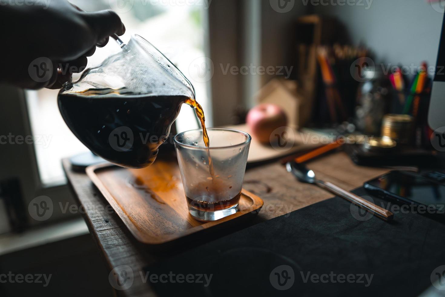 Tropfkaffee im Haus, heißes Wasser über einen Tropfkaffee gießen foto