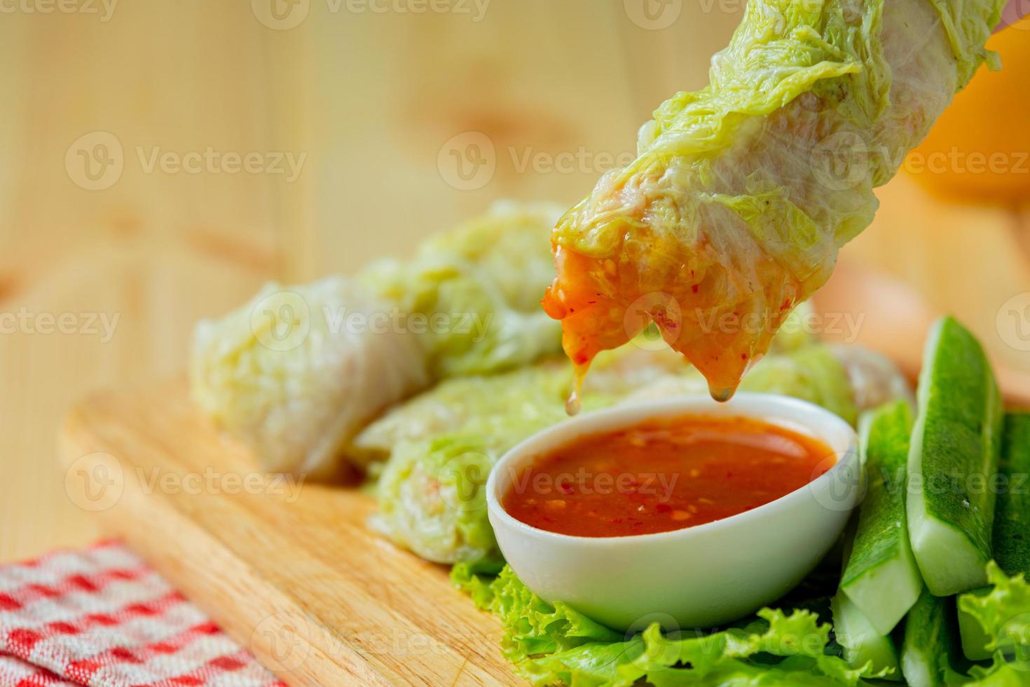 Kohl mit köstlicher Dip-Sauce, Suki-Rolle. foto