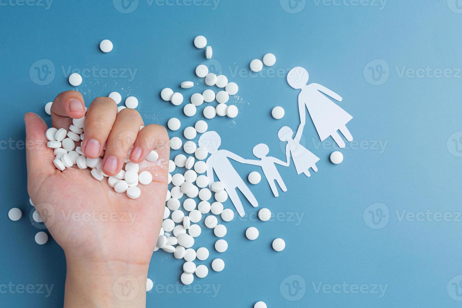 Hand hält Pillen auf farbigem Hintergrund foto
