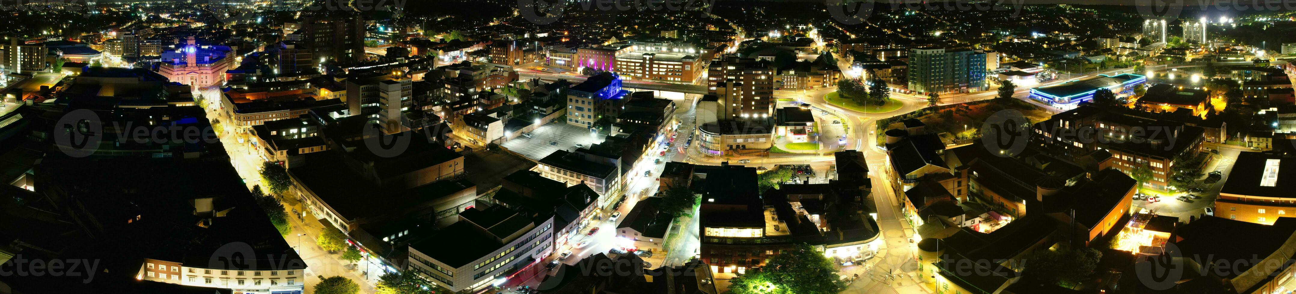 Ultra breit Antenne Panorama- Aussicht von beleuchtet Innenstadt Gebäude, Straßen und zentral Luton Stadt von England Vereinigtes Königreich beim Anfang von klar Wetter Nacht von September 5., 2023 foto