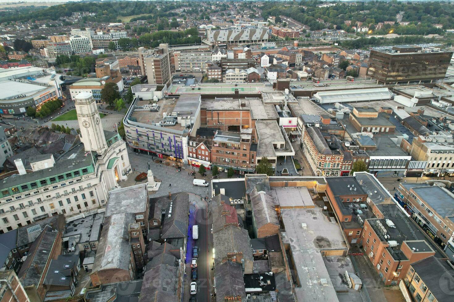 Antenne Aussicht von beleuchtet Innenstadt Gebäude, Straßen und zentral Luton Stadt von England Vereinigtes Königreich beim Anfang von klar Wetter Nacht von September 5., 2023 foto