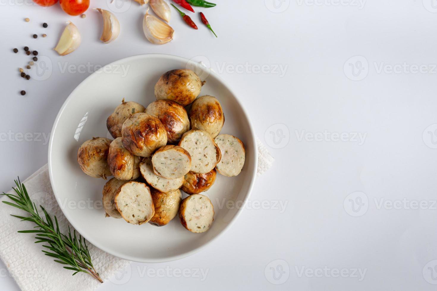 Isaan-Wurst auf einem Teller foto