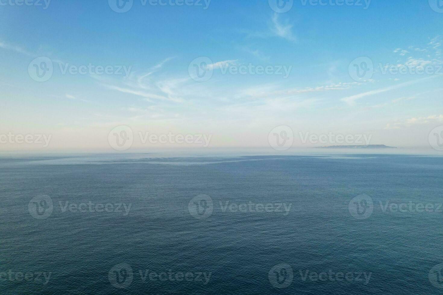 die meisten schön Aussicht von britisch Landschaft und Meer Aussicht von durdle Tür Strand von England großartig Großbritannien, Vereinigtes Königreich. Bild war gefangen mit Drohnen Kamera auf September 9., 2023 foto