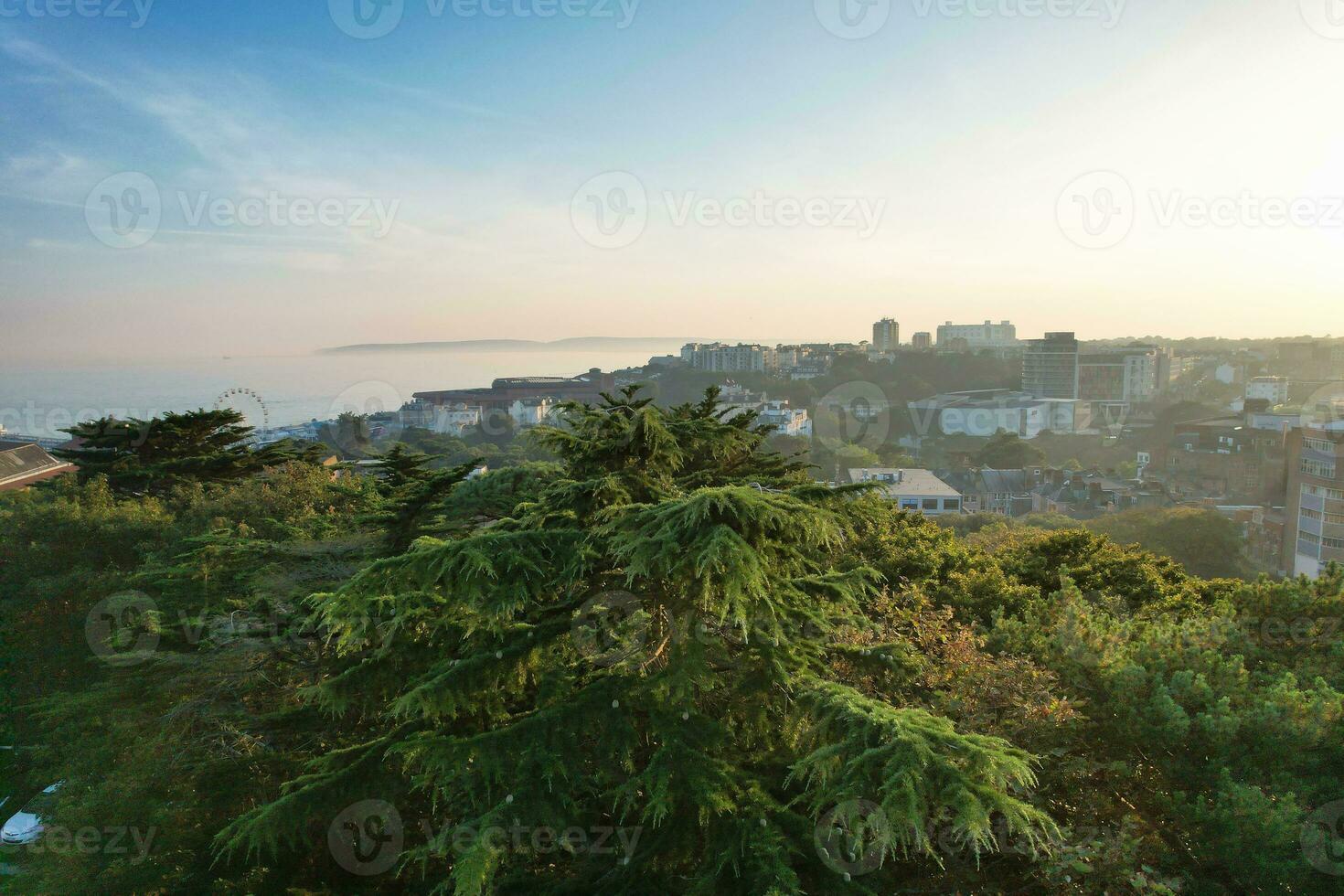 schön Antenne Aufnahmen von britisch Tourist Attraktion beim Meer Aussicht von Bournemouth Stadt von England großartig Großbritannien Vereinigtes Königreich. hoch Winkel Bild gefangen mit Drohnen Kamera auf September 9., 2023 während Sonnenuntergang foto