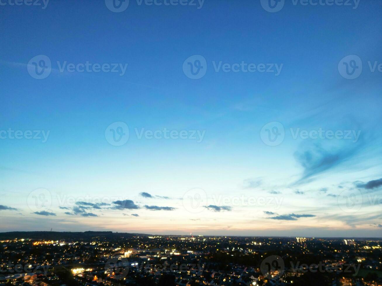 Antenne Aussicht von beleuchtet Wohn Kreis von Luton Stadt von England foto