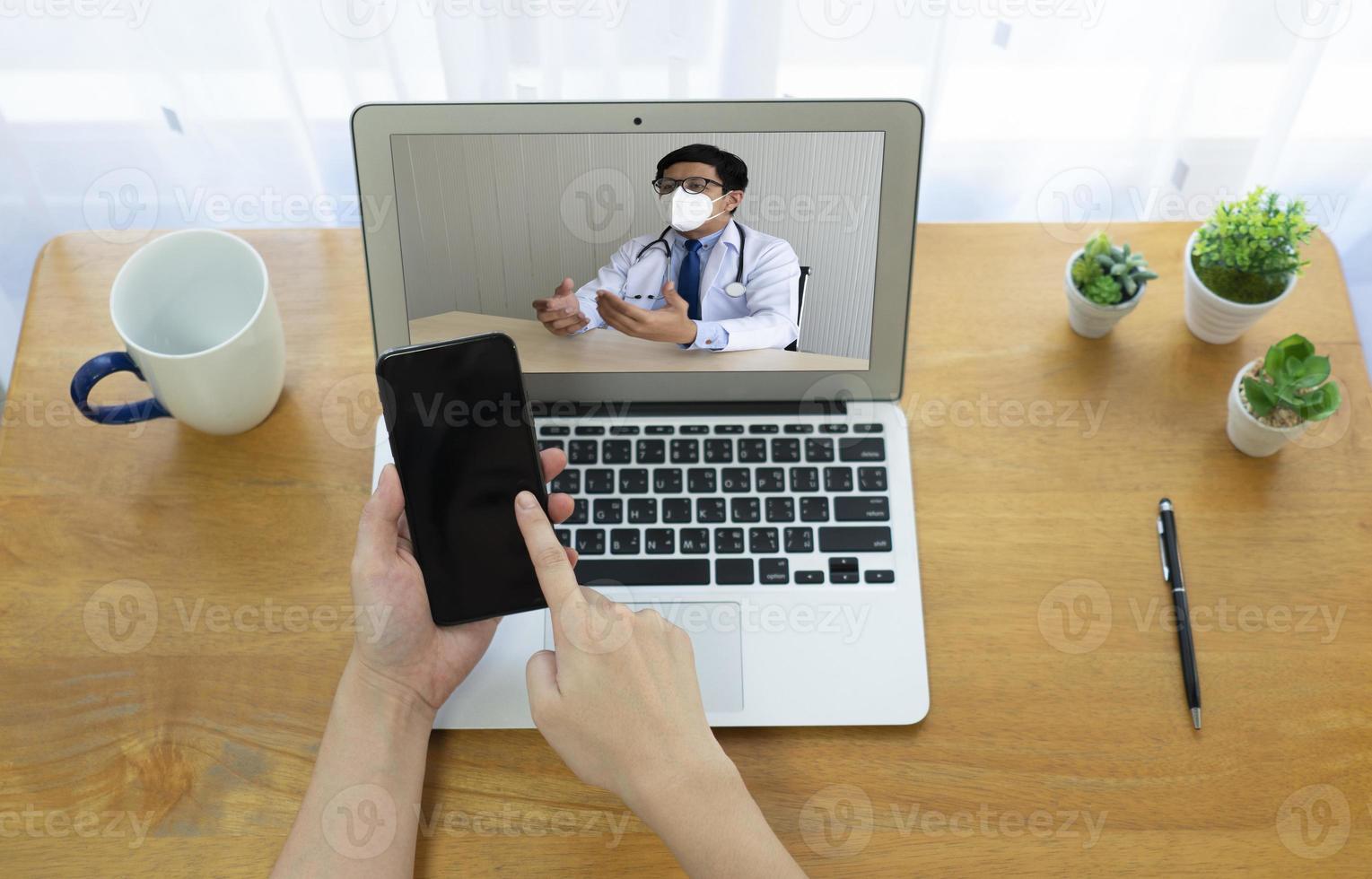 Patient konsultiert asiatischen Arzt per Videoanruf. telemedizinisches Konzept foto