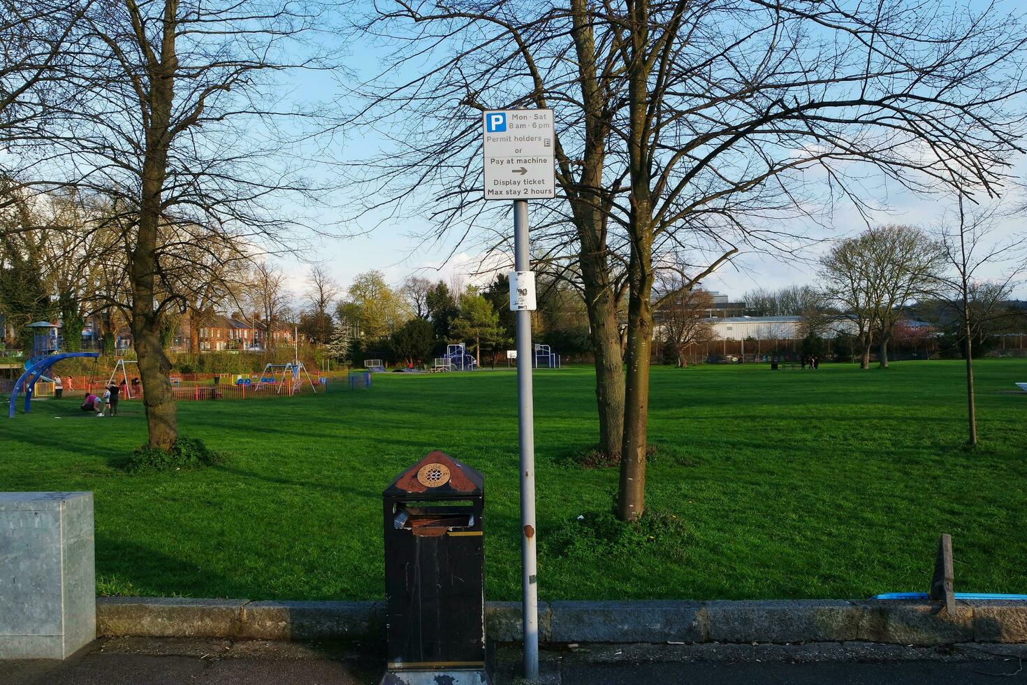 Herrlich niedrig Winkel Bild von Stockholz Öffentlichkeit Park und Golf Verein. Menschen sind genießen das britisch kalt Wetter während schön Tag von April 12., 2023. Luton, England Vereinigtes Königreich foto