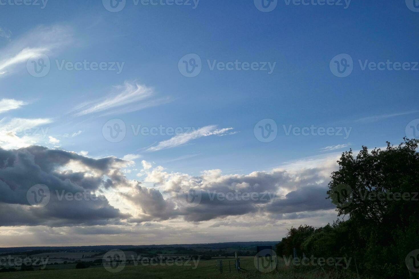 hoch Winkel Aufnahmen von die meisten schön natürlich Orange Sonnenuntergang mit Orange Wolken und Himmel Über Luton Stadt von England Vereinigtes Königreich. Bild war gefangen mit Drohnen Kamera auf August 19., 2023 foto
