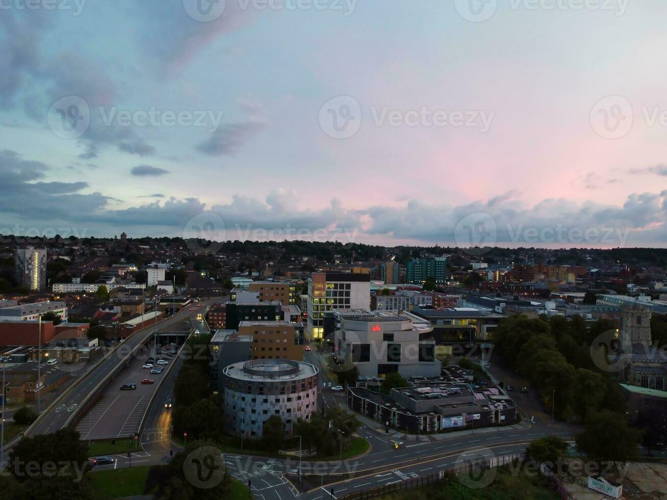 Antenne Aussicht von beleuchtet Luton Stadt von England Vereinigtes Königreich nach Sonnenuntergang während Nacht von Sommer. Bild war gefangen mit Drohnen Kamera auf sep 1, 2023 foto