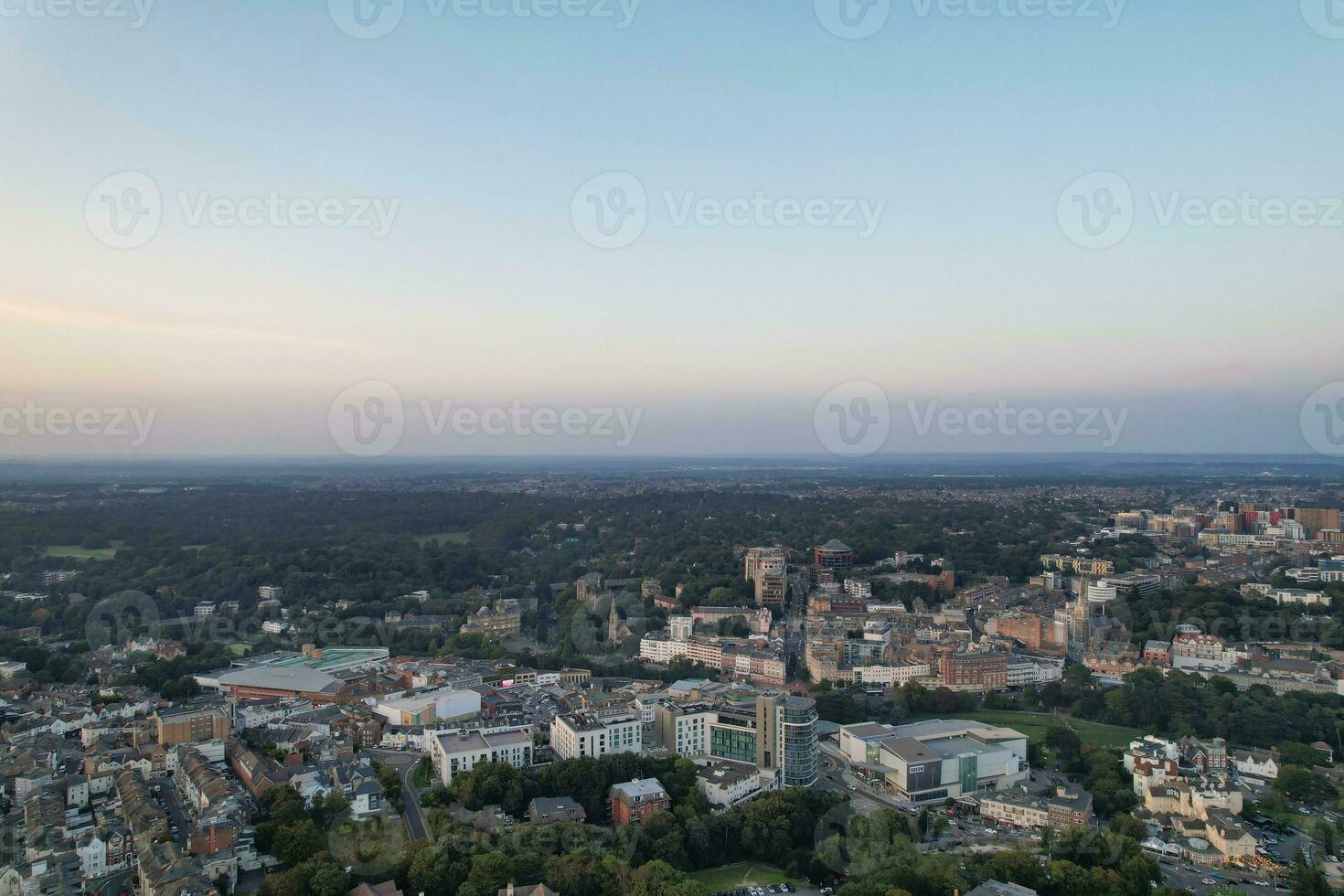 schön Antenne Aufnahmen von britisch Tourist Attraktion beim Meer Aussicht von Bournemouth Stadt von England großartig Großbritannien Vereinigtes Königreich. hoch Winkel Bild gefangen mit Drohnen Kamera auf September 9., 2023 während Sonnenuntergang foto