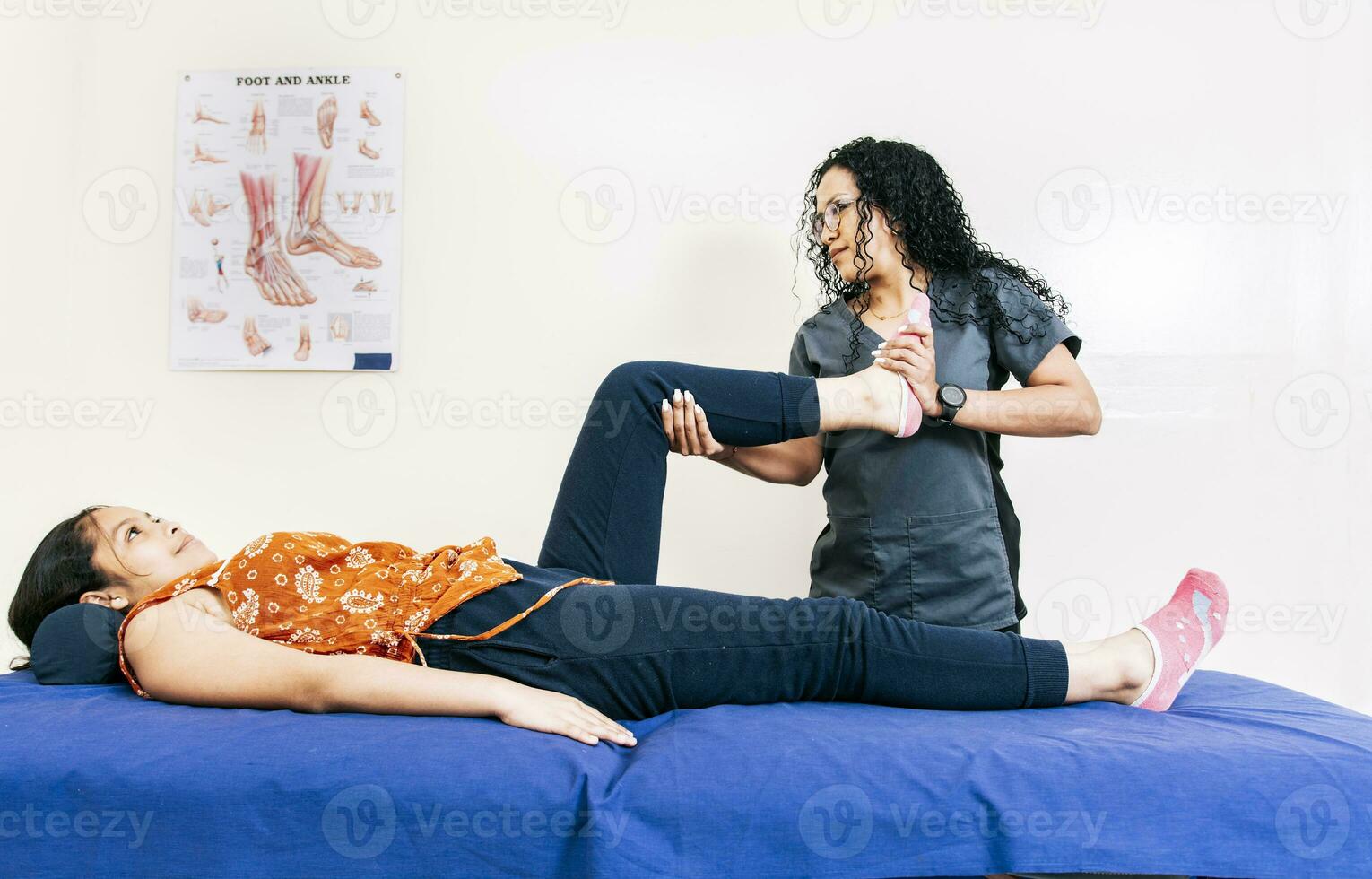 Fachmann Physiotherapeut assistieren geduldig im Bein Rehabilitation. modern Bein Rehabilitation Physiotherapie. Arbeiter im modern Physiotherapie assistieren weiblich geduldig. foto