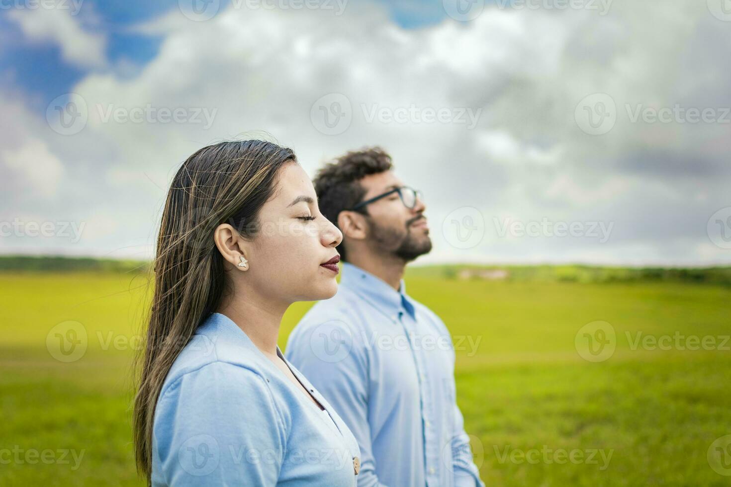 zwei Menschen Atmung frisch Luft im das Feld, jung Paar Atmung frisch Luft im das Feld, Konzept von jung Paar Atmung frisch Luft mit positiv Einstellung foto