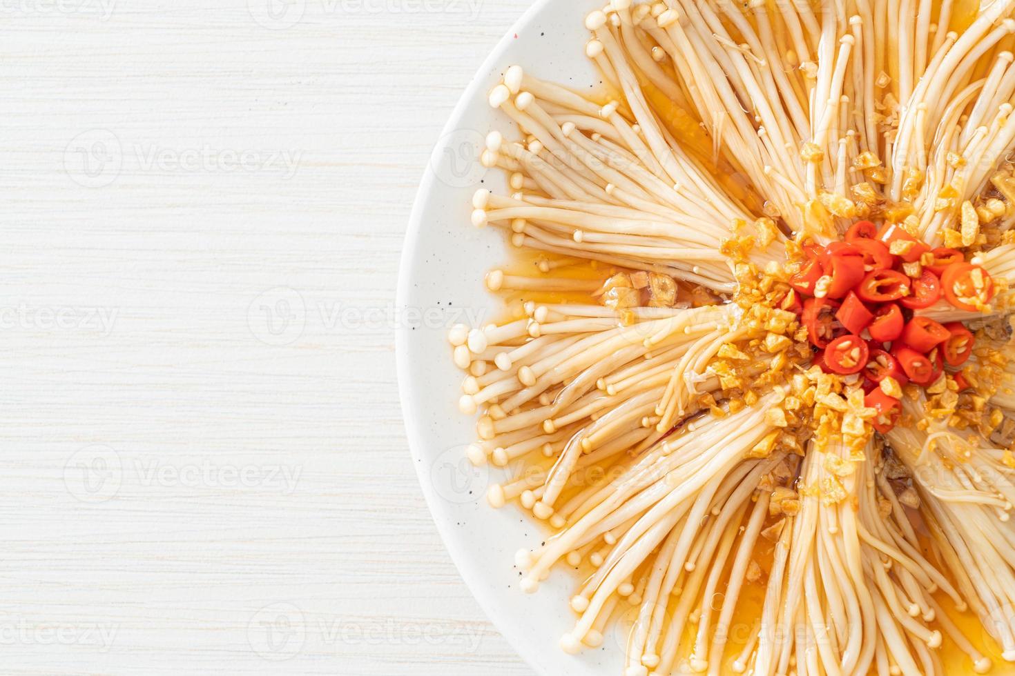 hausgemachter gedämpfter Goldnadelpilz oder Enokitake mit Sojasauce, Chili und Knoblauch foto