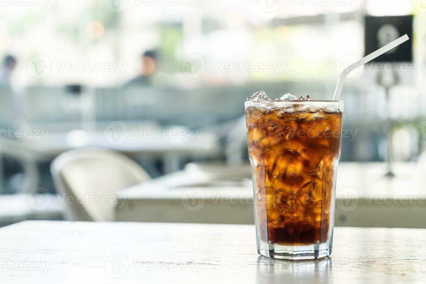 eisgekühltes Cola-Glas auf dem Tisch foto