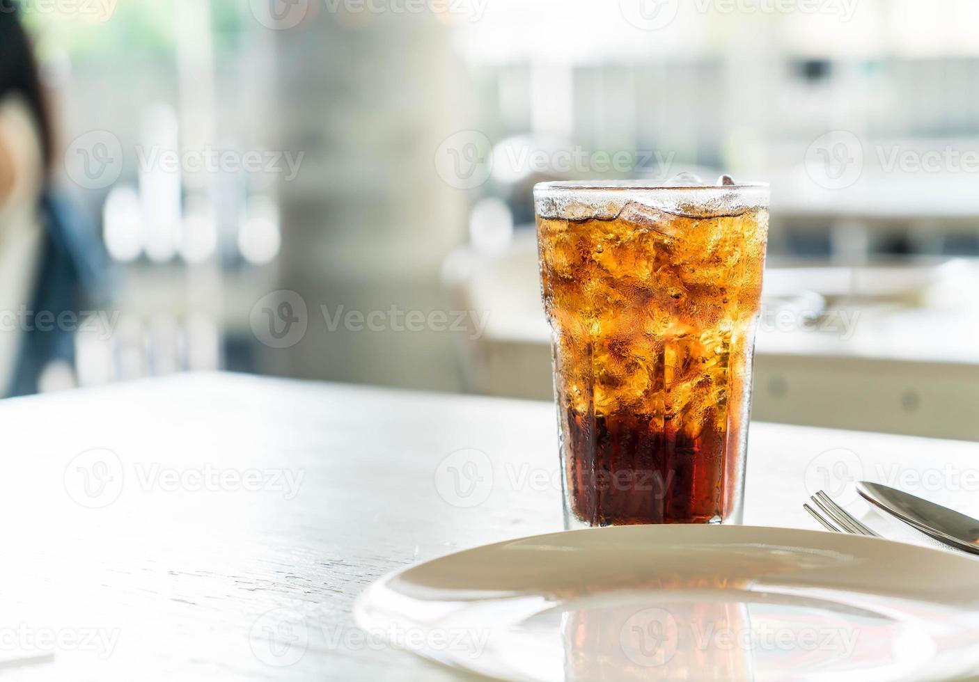 eisgekühltes Cola-Glas auf dem Tisch foto