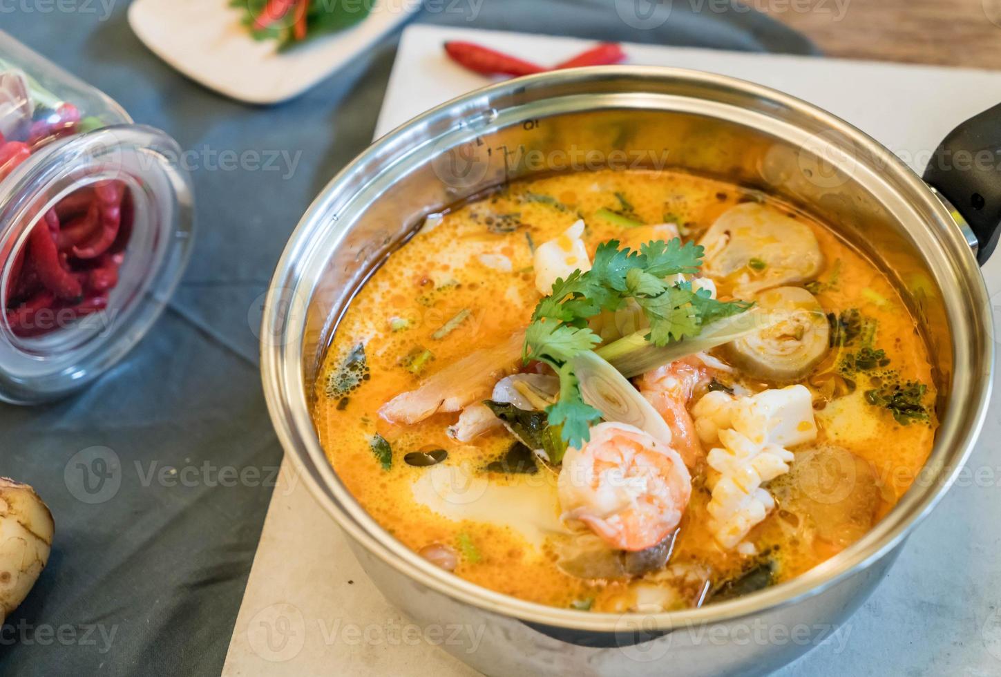 saure Meeresfrüchtesuppe oder Tom Yum Meeresfrüchte foto