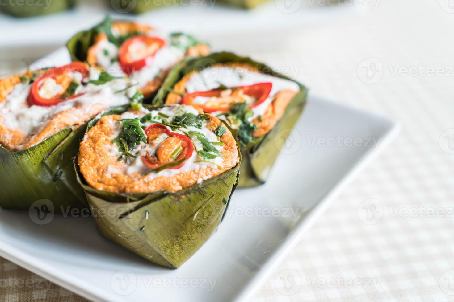 thailändischer gedämpfter Curryfisch auf dem Tisch foto