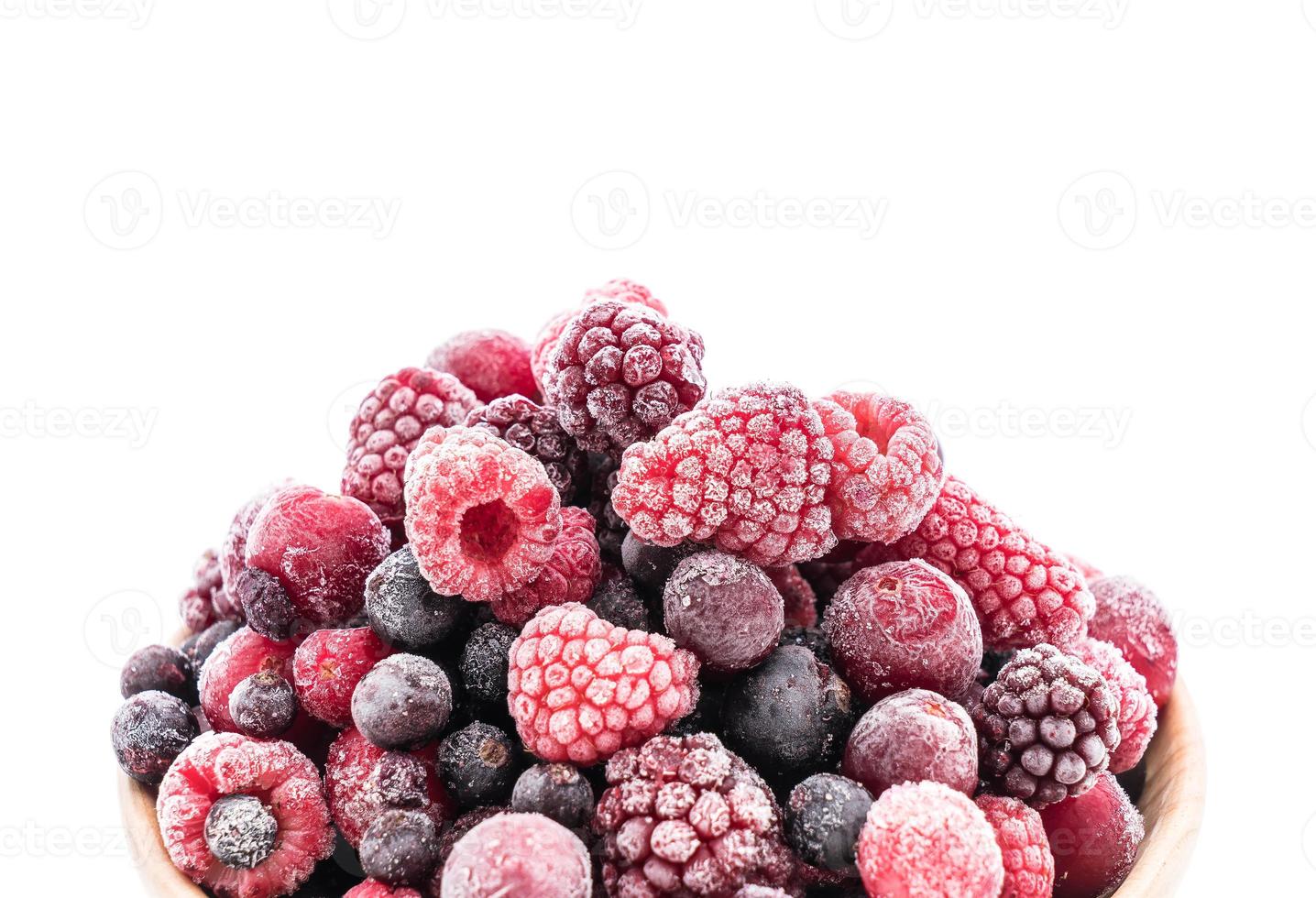 gefrorene gemischte Beeren auf weißem Hintergrund foto