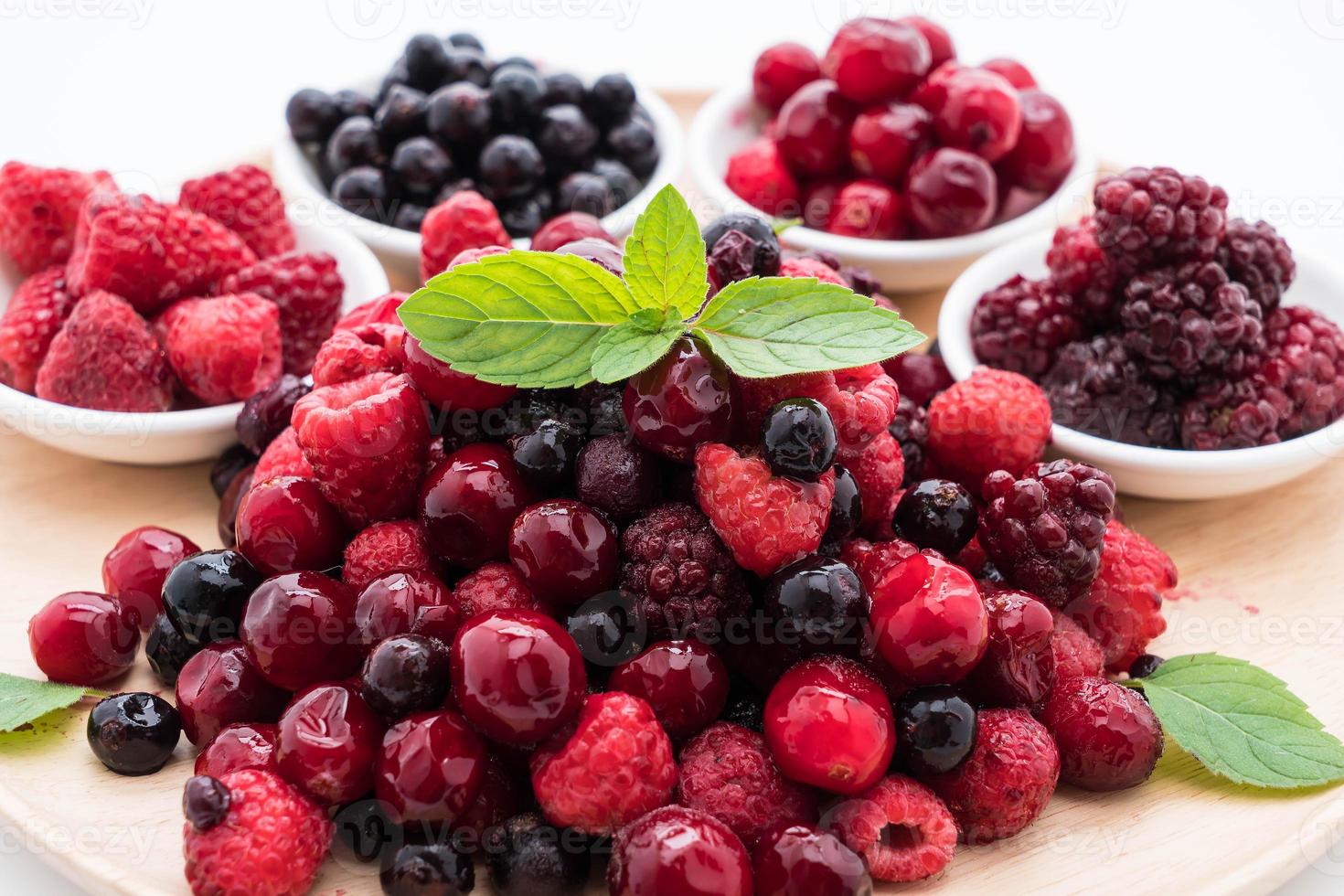 gefrorene gemischte Beeren auf weißem Hintergrund foto