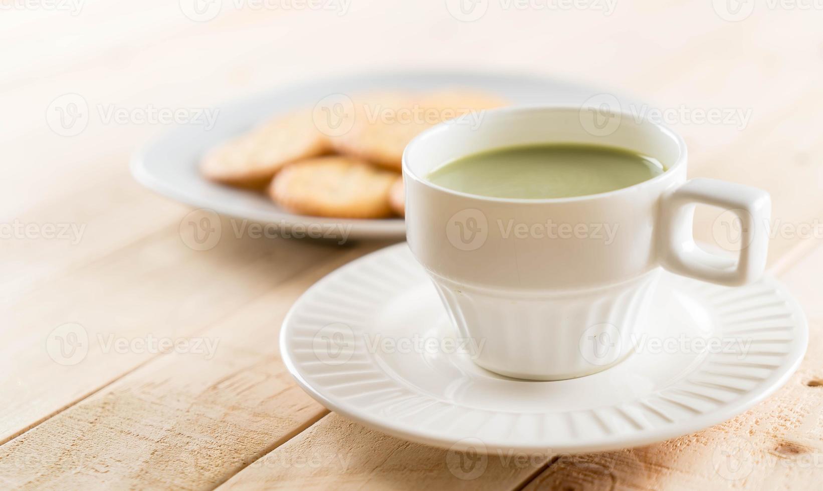 eine Tasse Matcha Latte Grüntee foto