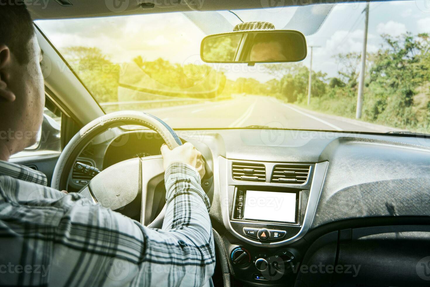 des Mannes Hände auf das Rad von das Auto, ein Person Fahren mit Hände auf das Rad, Innerhalb Aussicht von ein Mann Fahren ein Auto, Konzept von Hände auf das Rad von ein Auto foto