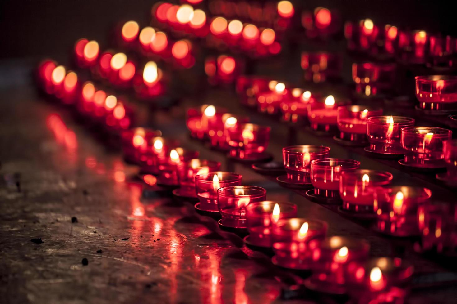 rote Wunschkerzen in einer christlichen Kirche foto