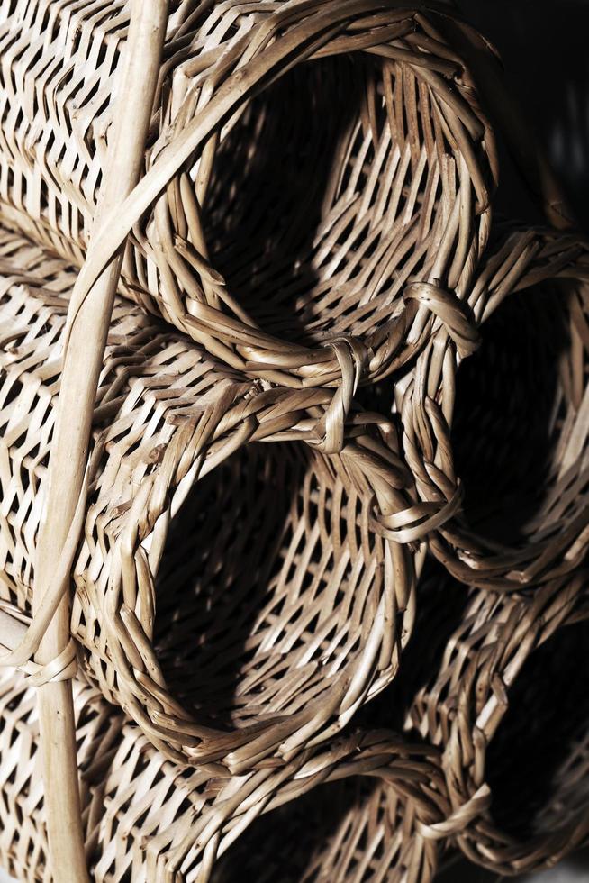 traditioneller Strohkorb aus Naturholz foto