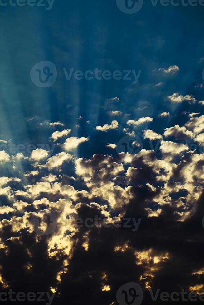 dunkle und glänzende weiche Wolken am Himmel foto