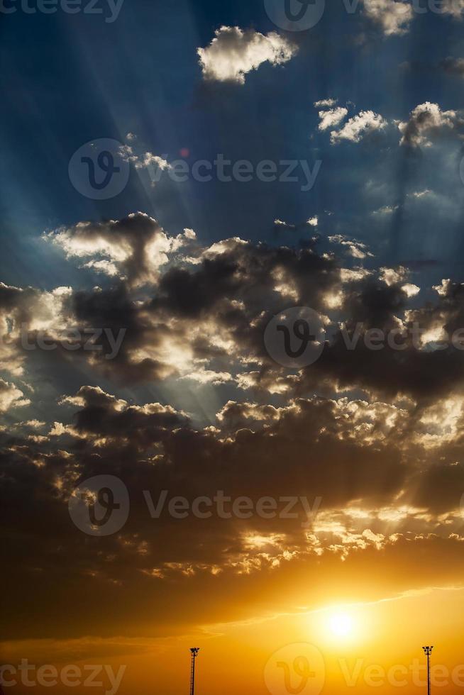 dunkle und glänzende weiche Wolken am Himmel foto